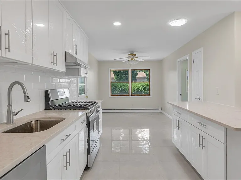 8 Fern Dr — Photo 1