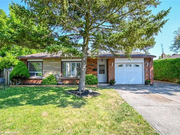 8362 Parkway Dr, Niagara Falls, ON L2G 6W7