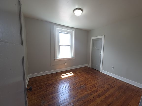 3rd image of 528 Wall Ave #2