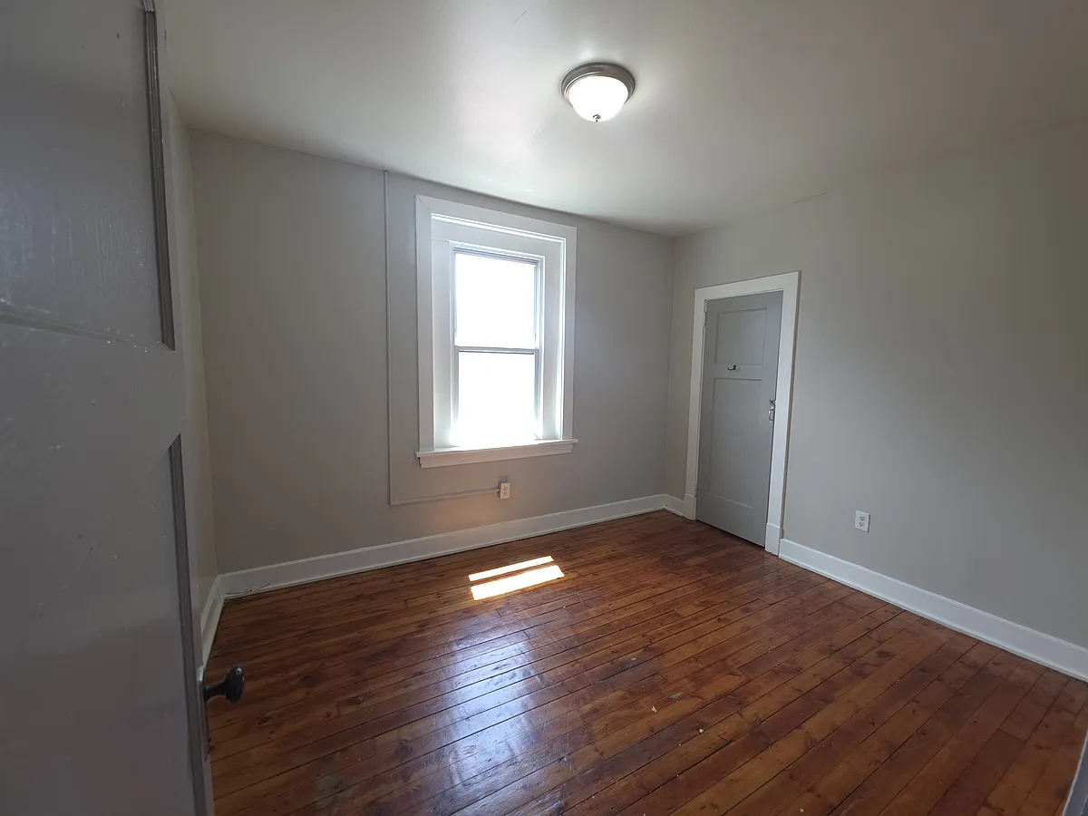 Building Photo - 528 Wall Ave #2