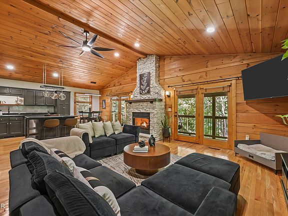 3rd image of 288 Panther Creek Rd