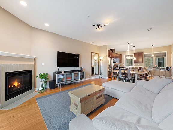 3rd image of 922 Warren Ave Unit 402