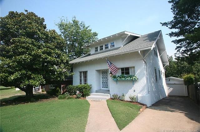 Wow! Move-In Ready Bartlesville Craftsmen Bungalow in great location between Delaware and Shawnee, up the hill from Bartlesville High School.