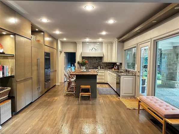 9027 Guernsey Ln, Dallas, TX 75220