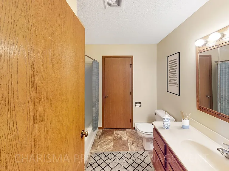 Park Apartments — Photo 12