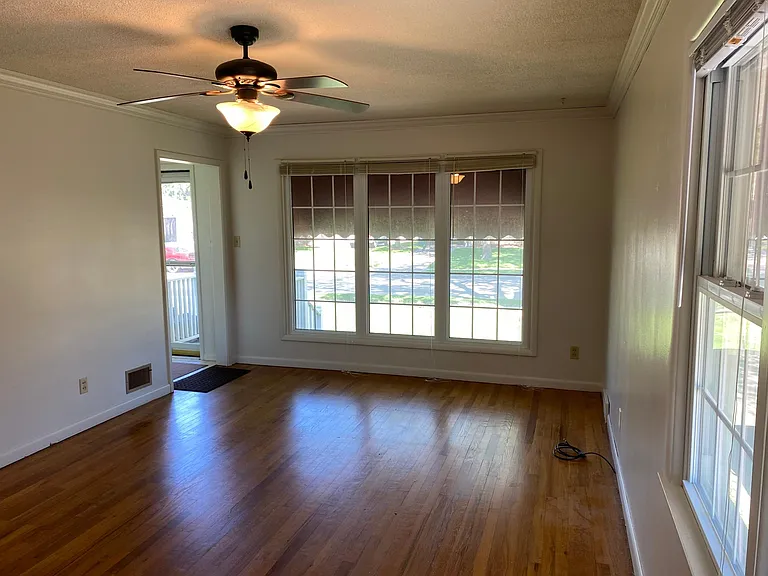 2029 Austin Ln — Photo 4