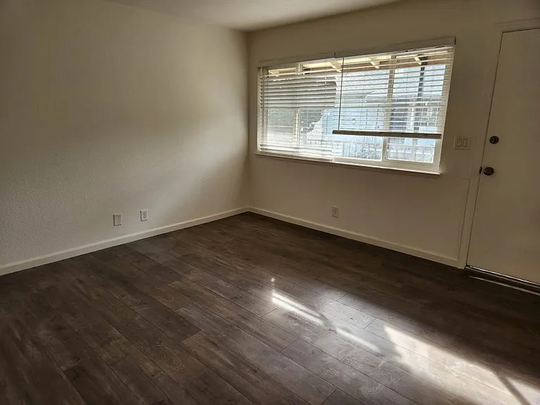3228 Williamsburg Dr #3 — Photo 6
