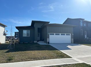 454 S 91st St, West Des Moines, IA 50266