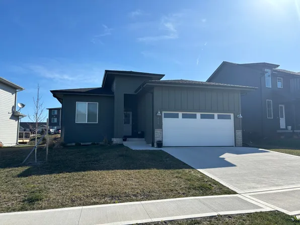 454 S 91st St, West Des Moines, IA 50266