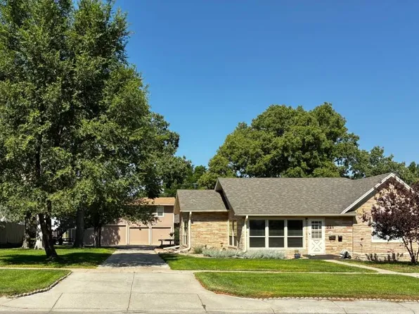 321 Chapin St, Chadron, NE 69337