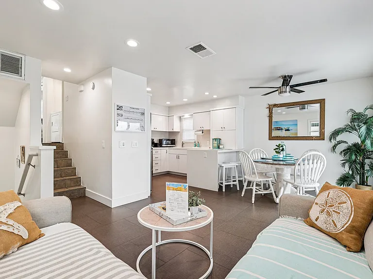 722 Sunset Ct — Photo 4