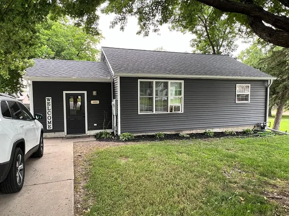1052 Miller Ave, Windom, MN 56101