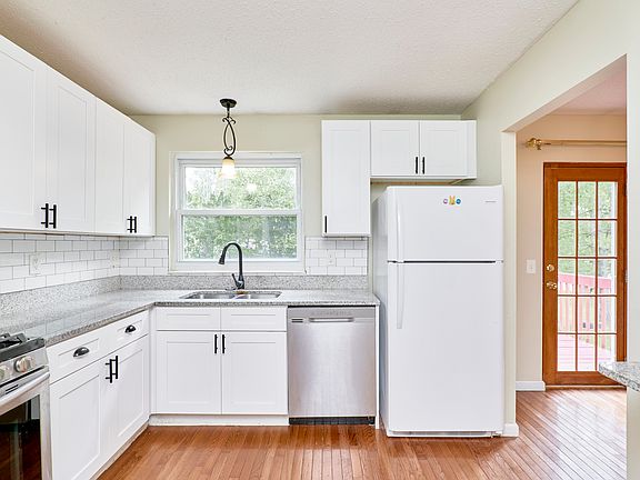 Newer Samsung SS appliances installed in 2020. Gas Stove/Oven, Microwave/Hood, Dishwasher. Garbage disposal, White Refrigerators (2020)