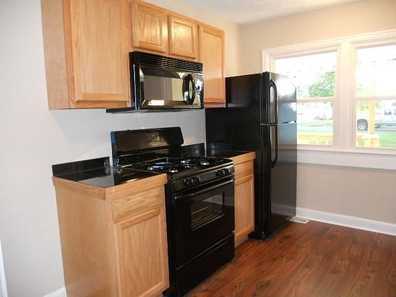 3rd image of 833 Woodrow Ave