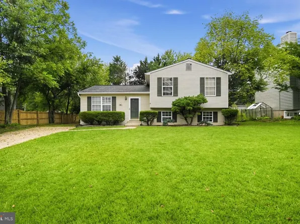 32 S Church St, Lovettsville, VA 20180