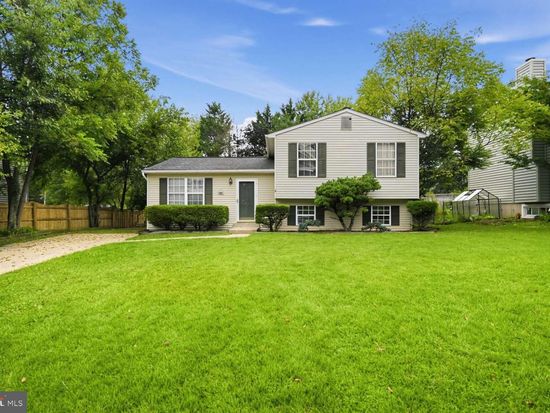 32 S Church St, Lovettsville, VA 20180