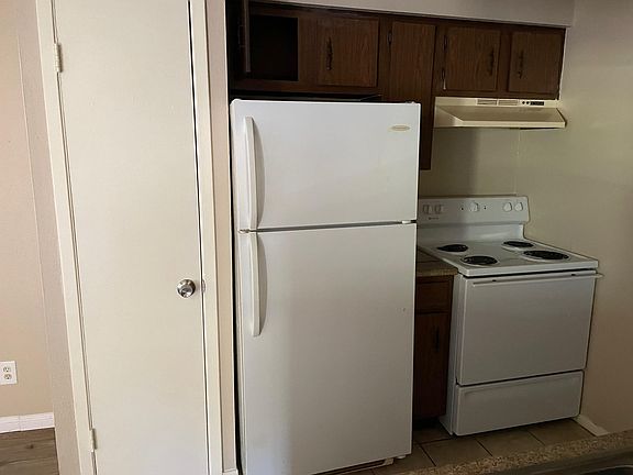 4th image of 309 S Hill St