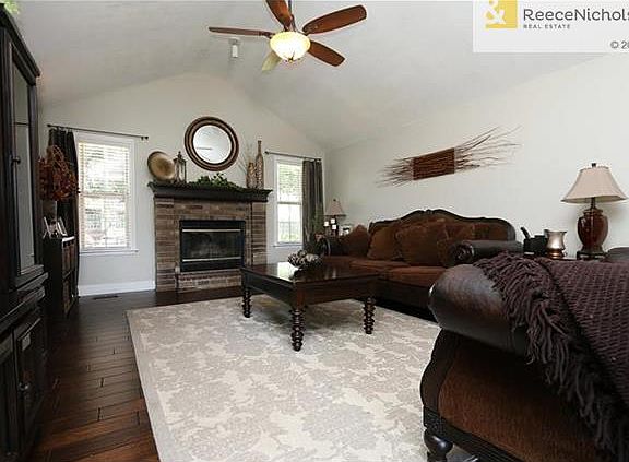 3rd image of 904 NE Bryant Dr