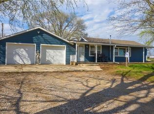 23464 Garrett Rd, Tonganoxie, KS 66086