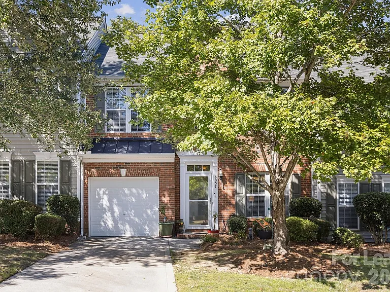 6037 Queens Walk Ct — Photo 38