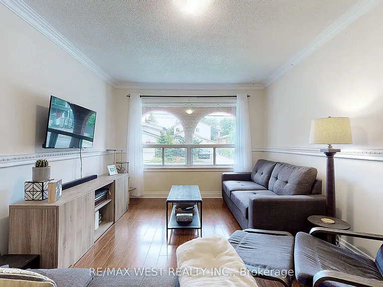 139 Ranee Ave #MAIN FLOOR — Photo 6