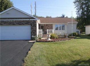 2208 Lancelot Dr, Niagara Falls, NY 14304