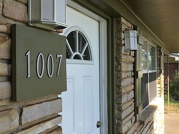 2nd image of 1007 N Chestnut St
