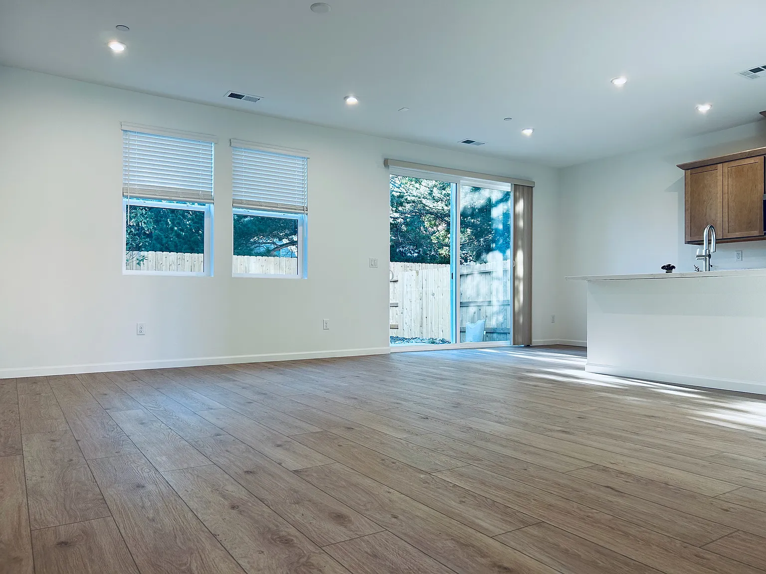 3 bed, 2.5 bath, 1833 sqft, $3,550 — Photo 2