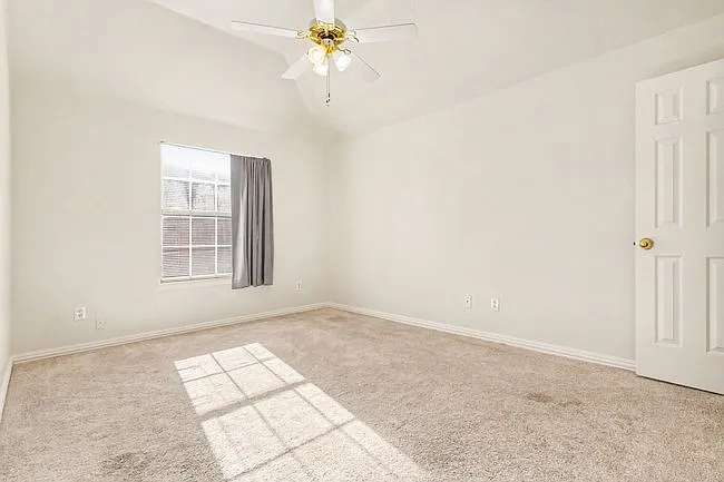 1027 Creek Bnd — Photo 15