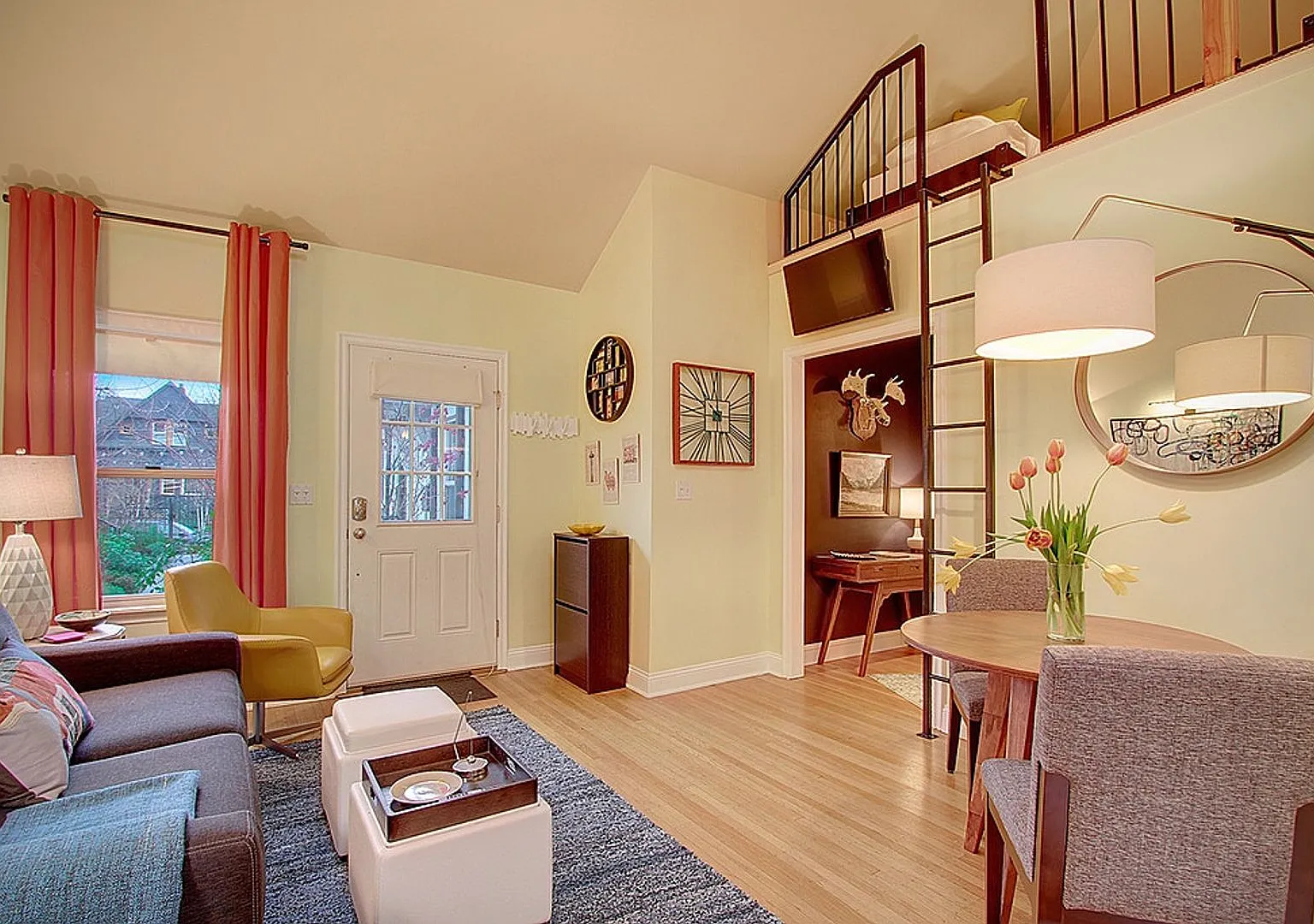 Furnished Cozy Bungalow Style Condo in Capitol Hill — Photo 2