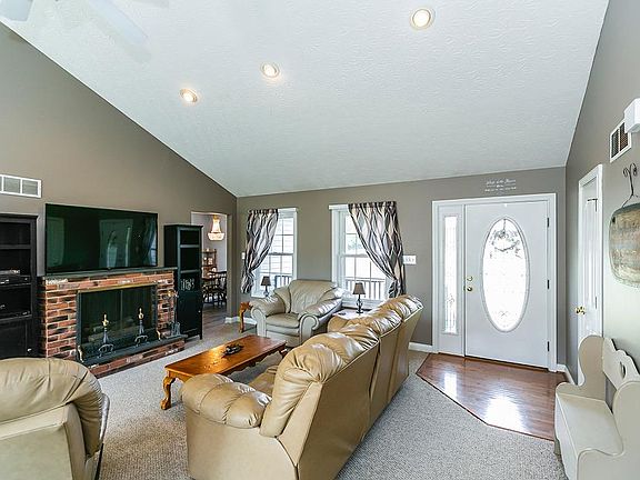 3rd image of 102 Greystone Dr