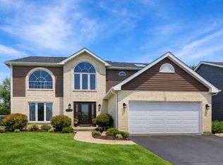 27W439 Chartwell Dr, Winfield, IL 60190