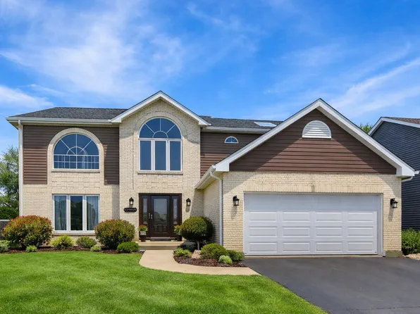 27W439 Chartwell Dr, Winfield, IL 60190