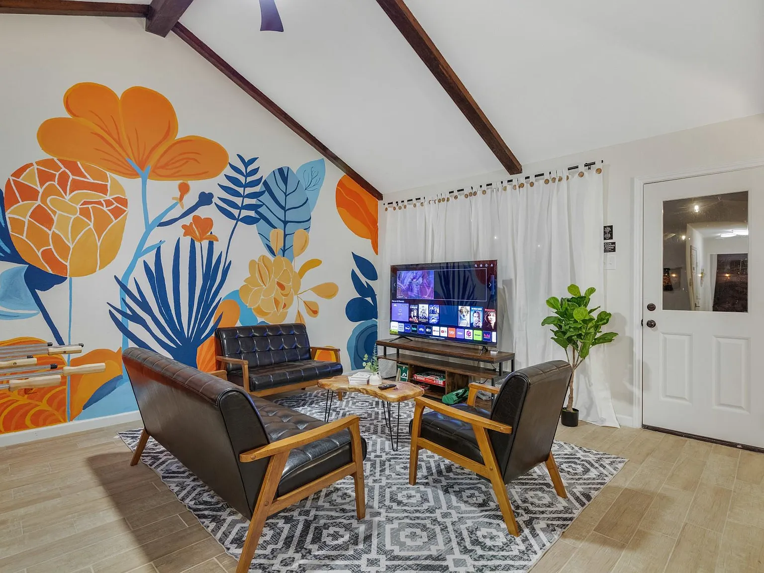 3 bed, 2.0 bath, 1702 sqft, $2,500 — Photo 4