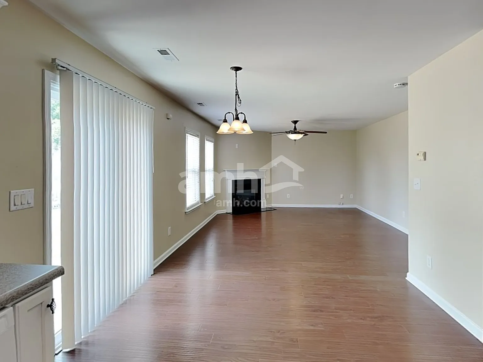 3 bed, 2.5 bath, 2370 sqft, $2,450 — Photo 4