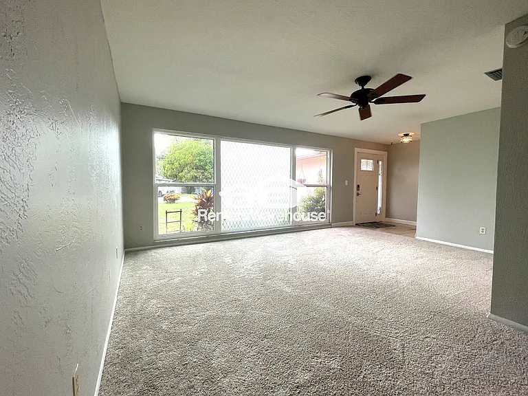802 Embassy Rd — Photo 4