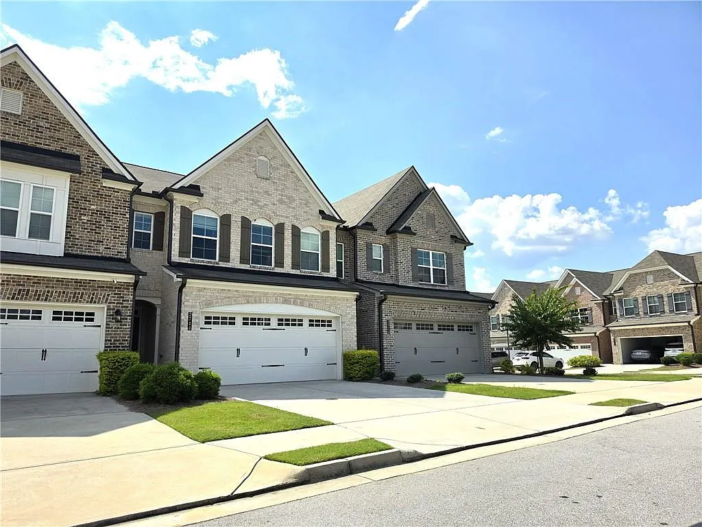 3 bed, 2.5 bath, 1988 sqft, $2,300 — Photo 2