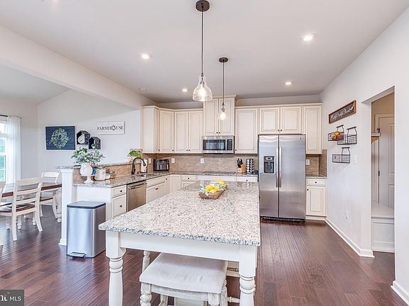 3rd image of 104 Poinsettia Way