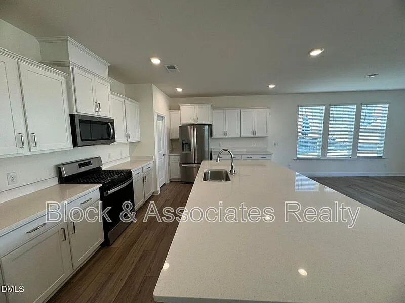 3 bed, 2.0 bath, 2406 sqft, $2,050 — Photo 2