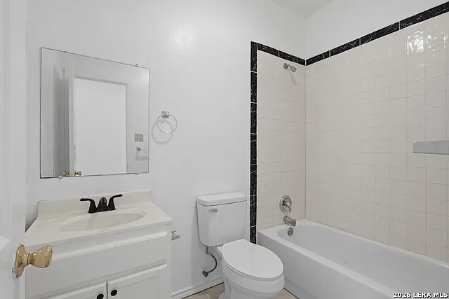 1 bed, 1.0 bath, 4704 sqft, $875 — Photo 4