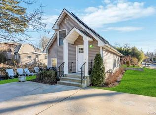 16 OAK Avenue, Flanders, NY 11703