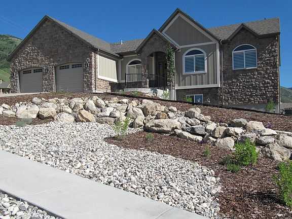 Lovely neighborhood, easy access to town and mountains.