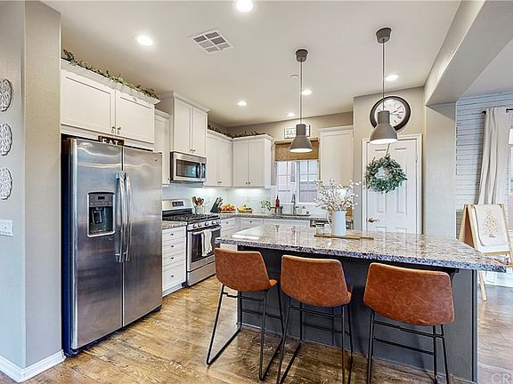 4th image of 3353 Kings Canyon Dr