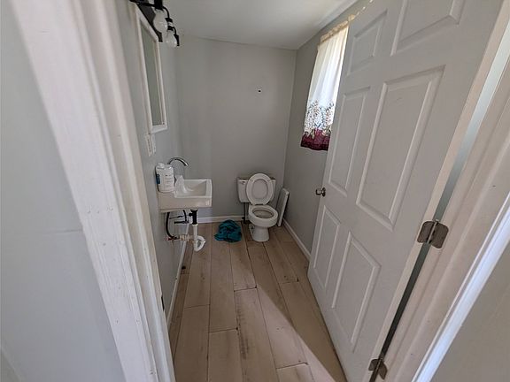 5th image of 930 W 17th St