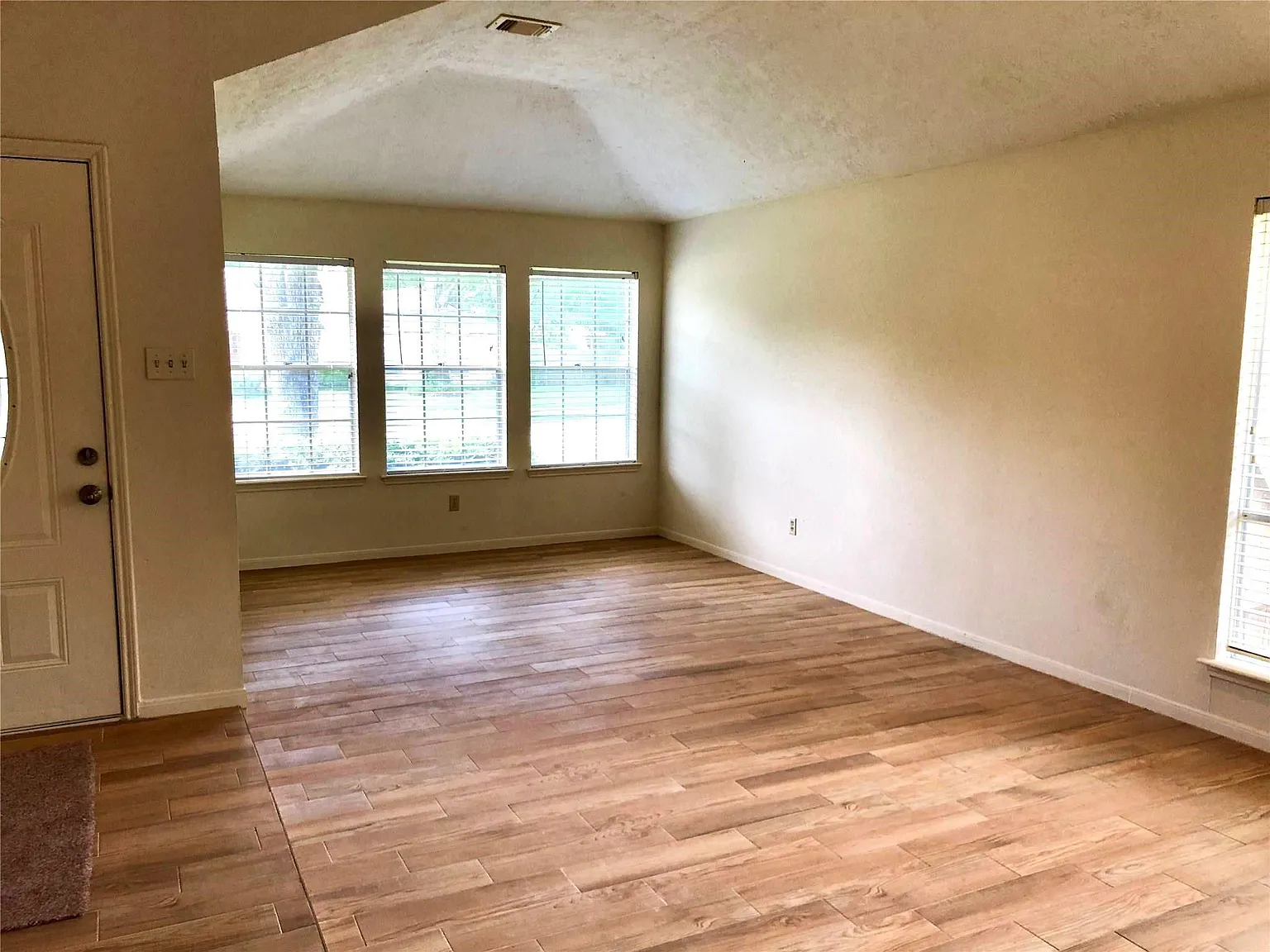 4 bed, 2.0 bath, 1930 sqft, $2,000 — Photo 2