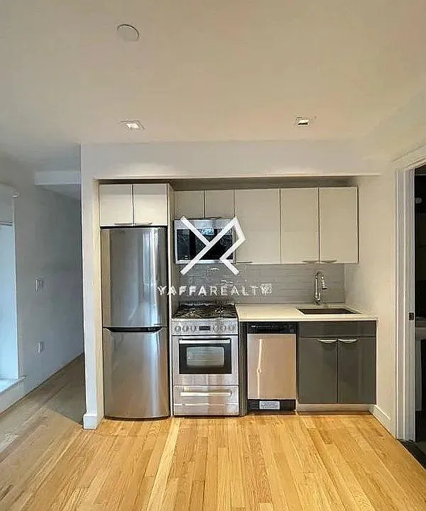 39 E 21st St #4B