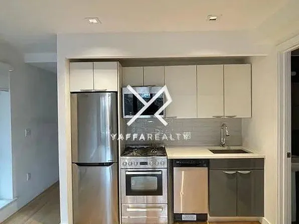 39 E 21st St #4B, Brooklyn, NY 11226