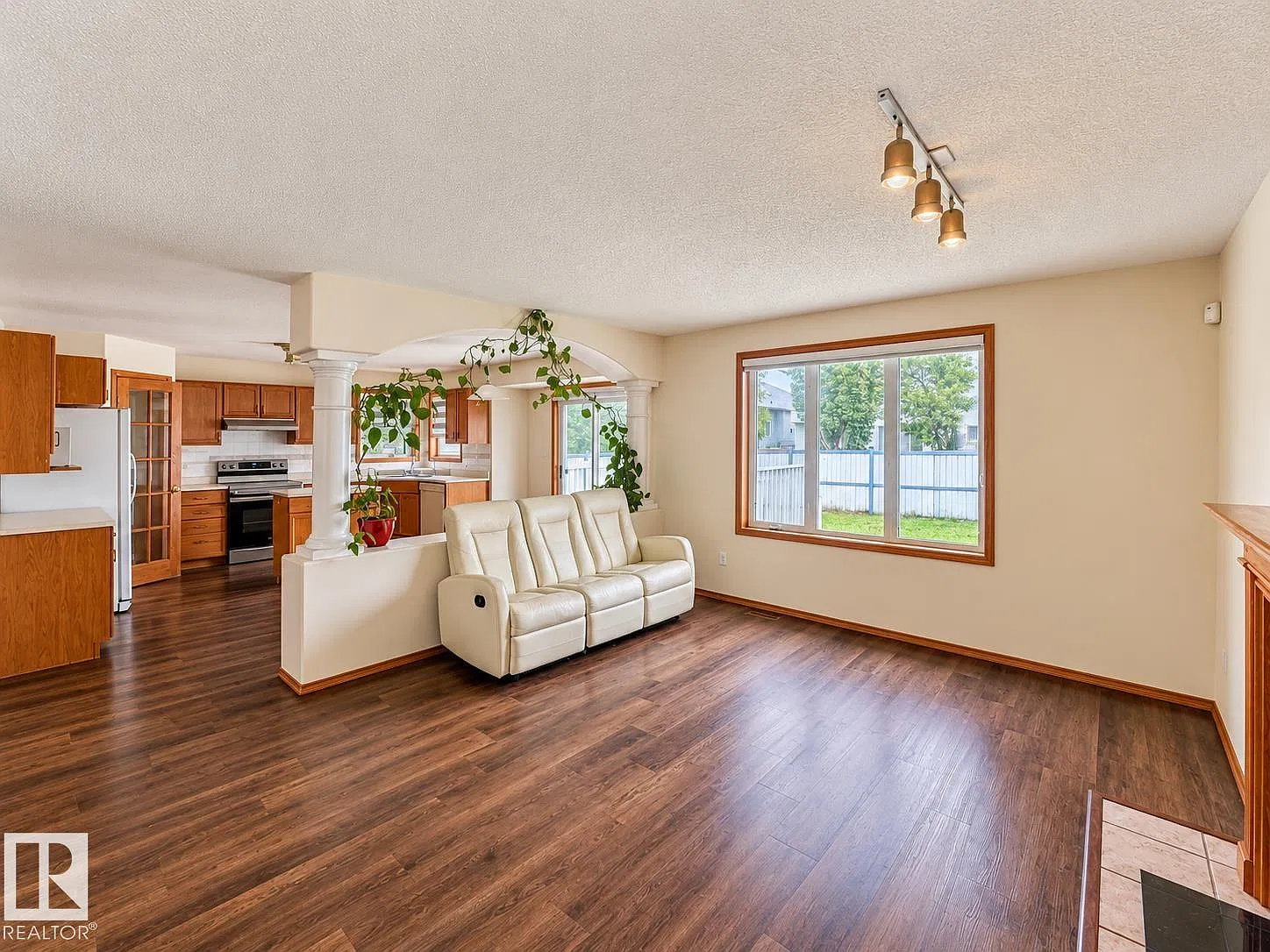4 bed, 3.5 bath, 1999 sqft, $2,600 — Photo 3
