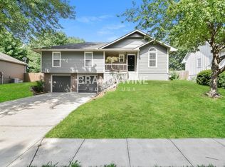 1120 NE Ridgeview Dr, Lees Summit, MO 64086