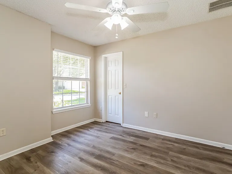 8073 Leafcrest Dr — Photo 13